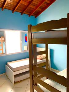 1 dormitorio con 2 literas y ventana en Casa charmosa pertinho do mar, en Bertioga