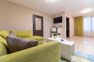un soggiorno con divano e tavolo di City Central 1-Bed Apartments a Plovdiv