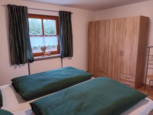 1 dormitorio con 2 camas y ventana en Ferienwohnung Butterfly, en Lam