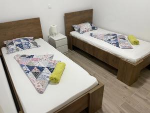 two beds in a room with sidx sidx sidx sidx sidx at Apartmani Hržan-Keglević in Mandre