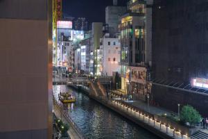 Cảnh Osaka hoặc tầm nhìn thành phố từ căn hộ