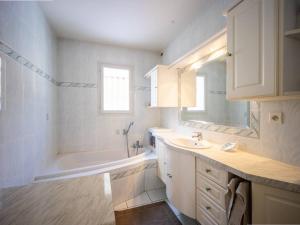 biała łazienka z wanną i umywalką w obiekcie Maison Génos-Val Louron, 5 pièces, 10 personnes - FR-1-695-26 w mieście Génos