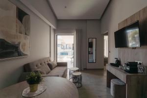 uma sala de estar com um sofá e uma mesa em Vialmar Premium Apartments em Rio