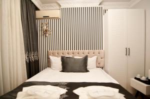 Una cama o camas en una habitación de Hotel Broken Column