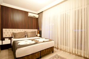 イスタンブールにあるホテル ブロークン カラムのベッドルーム1室(タオル付)