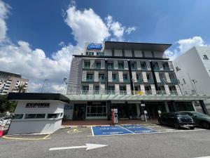 馬六甲的住宿－The Concept Hotel Melaka City，停车场内有停车位的建筑物