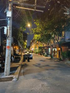 胡志明市的住宿－Góc Hải Phòng Homestay Q4，街上晚上有车停在路边