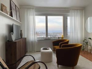 SöderbyTop floor apt with stunning view的客厅配有两把椅子和大窗户
