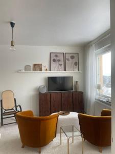 Top floor apt with stunning view的电视和/或娱乐中心
