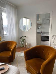 SöderbyTop floor apt with stunning view的有两把椅子和一张桌子的客厅