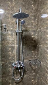 La salle de bains est pourvue d'une douche et d'un vélo. dans l'établissement Airport Hotel 24, à Tachkent