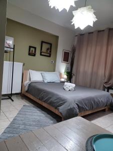 1 dormitorio con 1 cama con 2 toallas en Elegante room en Serres