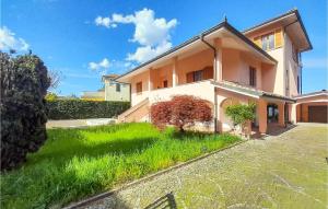 una casa grande con un césped verde delante de ella en Nice Home In Castelnuovo Bormida With Kitchen, en Castelnuovo Bormida