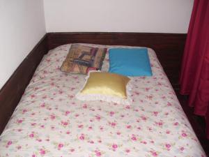 Una cama con dos almohadas encima. en La Pastora, en Punta del Este