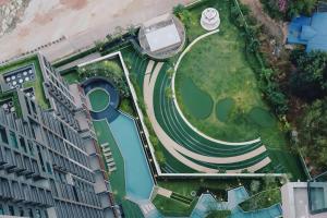 una vista aérea de un campo de golf con un edificio en Knightbrides the ocean Sriracha, Special rate for monthly rent, en Si Racha
