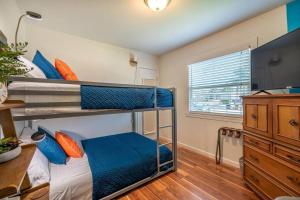 1 dormitorio con 2 literas y ventana en Hello Sunshine OC minutes to Disneyland-Family Friendly en Fullerton