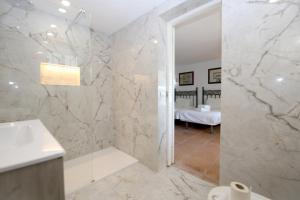 A bathroom at Townhouse SEASCAPE