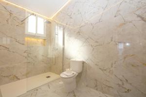 A bathroom at Townhouse SEASCAPE