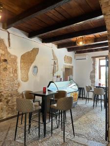 a room with a table and chairs and a kitchen at DOMUS VELA in Fornelli