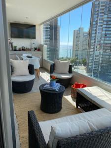uma sala de estar com vista para a cidade em Hermoso y comodo Departamento con vista al mar, costas de montemar em Concón