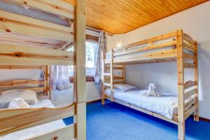 - une chambre avec 2 lits superposés dans une maison dans l'établissement l'OUTO, à Morzine