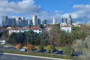 eine Skyline der Stadt mit hohen Gebäuden in der Ferne in der Unterkunft Rise Inn Hotel in Istanbul