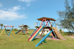 une rangée d'équipements de jeux colorés dans un parc dans l'établissement Acqua Floripa Morro das Pedras SC, à Florianópolis