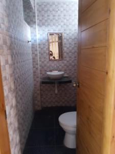 y baño con lavabo y aseo. en Departamento luxor, en Cajamarca