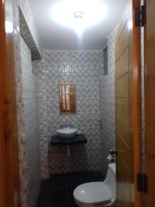 y baño con aseo blanco y lavamanos. en Departamento luxor en Cajamarca