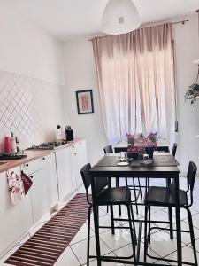 Η κουζίνα ή μικρή κουζίνα στο Suite 84 Holiday Home