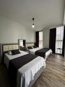 Habitación de hotel con 2 camas y 2 ventanas en Comfort Başaran OTEL, en Antalya