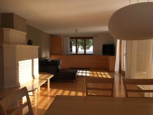ein Wohnzimmer mit einem Sofa und einem Tisch in der Unterkunft Bizau 361 in Bizau