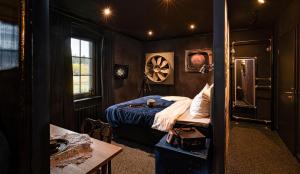 a bedroom with a bed and a table in it at Weltraumbahnhof Rautenkranz - Steampunk Hotel in Muldenhammer