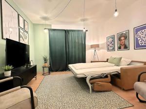 a bedroom with a bed and a flat screen tv at Urban & Chic: 2Bdr, Parkplatz in Witten