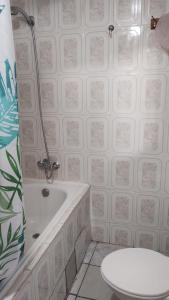y baño con bañera y aseo. en Casa interior Playa Brava, en Iquique
