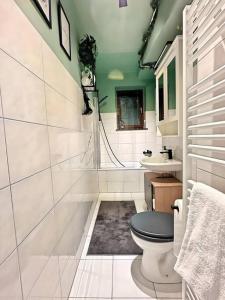 a bathroom with a toilet and a sink at Urban & Chic: 2Bdr, Parkplatz in Witten