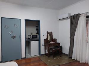 een kamer met een deur en een tafel met een spiegel bij Sweet Dreams Guest House Schweizer Reneke in Schweizer-Reineke