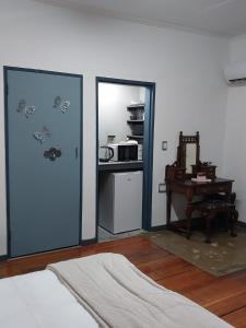 um quarto com uma porta com um micro-ondas e uma mesa em Sweet Dreams Guest House Schweizer Reneke em Schweizer-Reineke