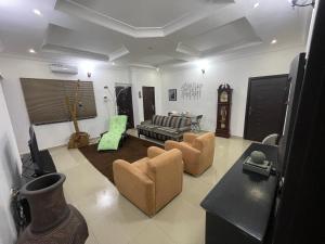 ein Wohnzimmer mit einem Sofa und einem TV in der Unterkunft Joda’s apartment in Lagos