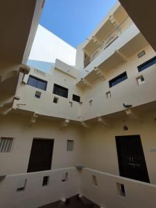 una vista desde el interior de un edificio en Pink City Backpackers en Jaipur