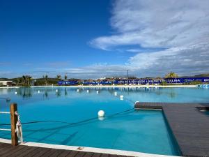een groot zwembad met blauw water bij Bluu Habitat Lagoons in Mazatlán