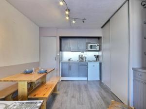 Studio La Plagne, 1 pièce, 3 personnes - FR-1-455-131にあるキッチンまたは簡易キッチン