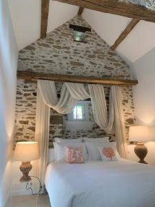 una camera con letto bianco e soffitto di LA MEFFRAIS 1741 a Dinan