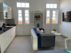 a living room with a couch and a kitchen at Meriga in Agulo