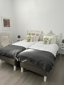 two beds sitting next to each other in a bedroom at Meriga in Agulo
