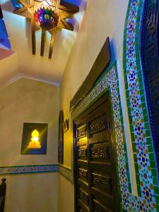 マラケシュにあるRiad Nezhaのカラフルなタイル張りのドア付きの部屋