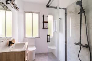 y baño con ducha y lavamanos. en Moderno apartamento céntrico en Santander