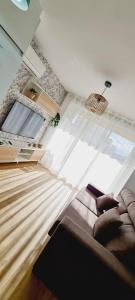 uma sala de estar com um sofá e uma janela em APARTAMENTO NUEVO CÉNTRICO en PRIMERA Línea de playa con vistas al Mar, Piscina, aire acondicionado y wifi em Peníscola