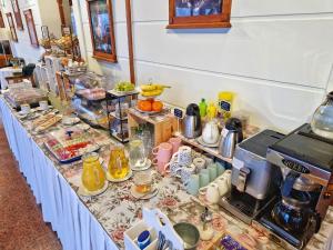 uma mesa com um buffet de comida em ROMANTIK HOTEL ELEONORA em Tábor