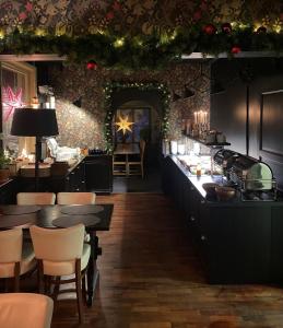 un restaurante con adornos navideños en las paredes en Hotel Jämteborg, en Östersund
